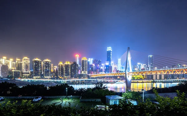 Városképet gazdagító épületnek szánták és skyline Chongqing éjjel — Stock Fotó