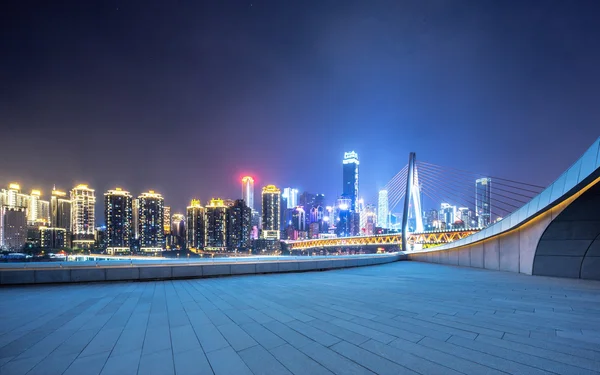 Paisaje urbano y horizonte de Chongqing por la noche desde el suelo — Foto de Stock