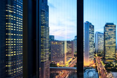 pencereden Tokyo modern ofis binaları  
