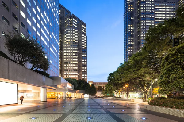 Edifici moderni a Tokyo al crepuscolo — Foto Stock