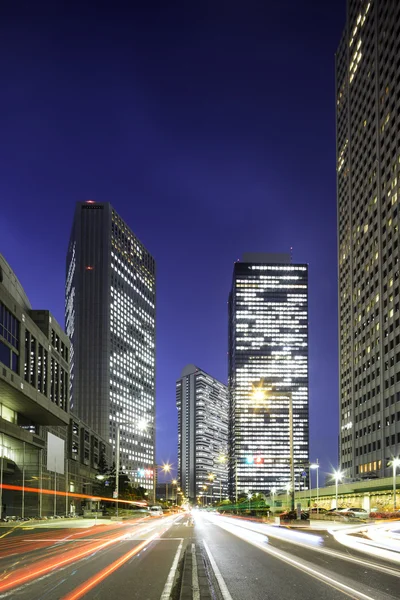 Edificios de oficinas modernos en Tokio en el crepúsculo —  Fotos de Stock