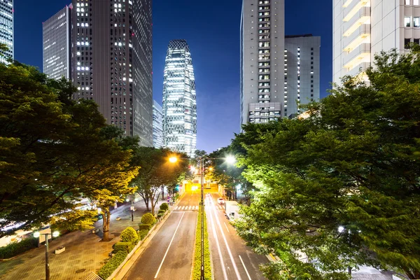 Edifícios de escritórios modernos em Tóquio no crepúsculo — Fotografia de Stock