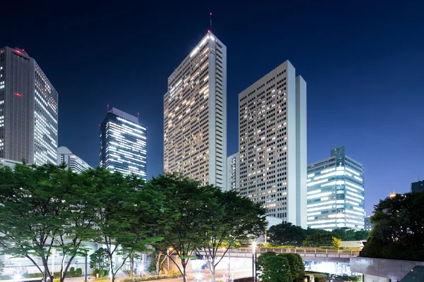 Edifícios de escritórios modernos em Tóquio no crepúsculo — Fotografia de Stock