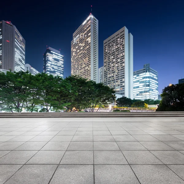 Современные здания в Токио в сумерках — стоковое фото
