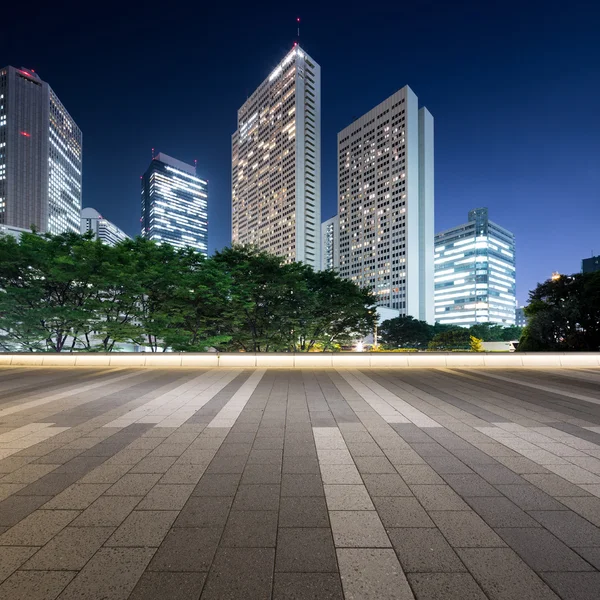 Edifícios modernos em Tóquio no crepúsculo — Fotografia de Stock