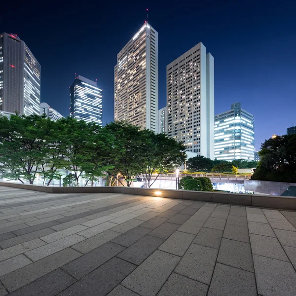 Edificios modernos en Tokio en el crepúsculo — Foto de Stock