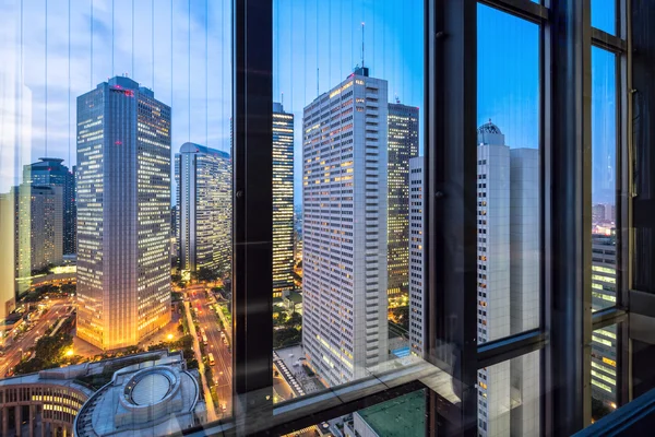 Edificios de oficinas modernos en Tokio a través de ventana —  Fotos de Stock