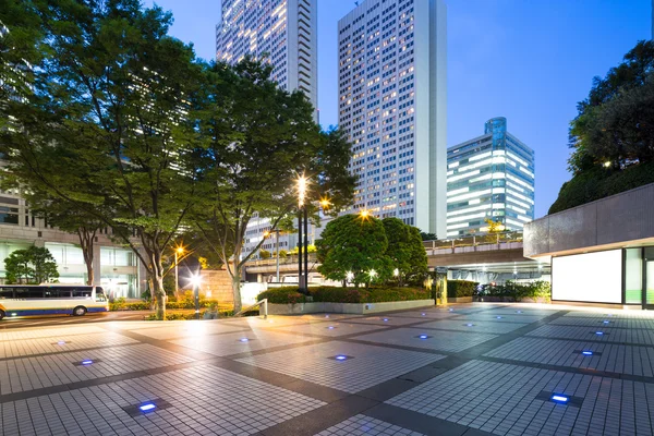 Alacakaranlıkta Tokyo modern binalar — Stok fotoğraf