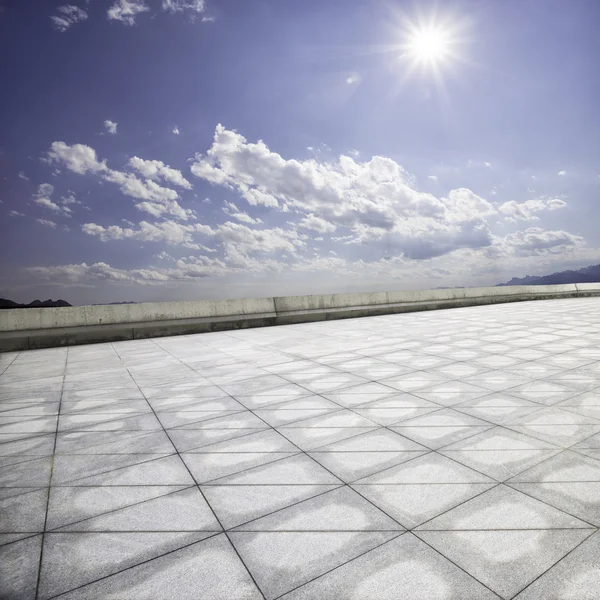 Plancher de brique vide dans le ciel ensoleillé — Photo