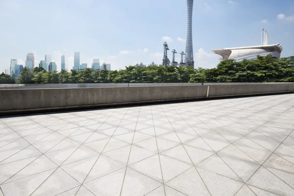 Landmark Guangzhou tower from empty floor — Stock Photo, Image