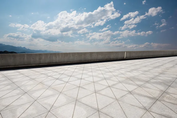 Piso de ladrillo vacío en el cielo soleado — Foto de Stock