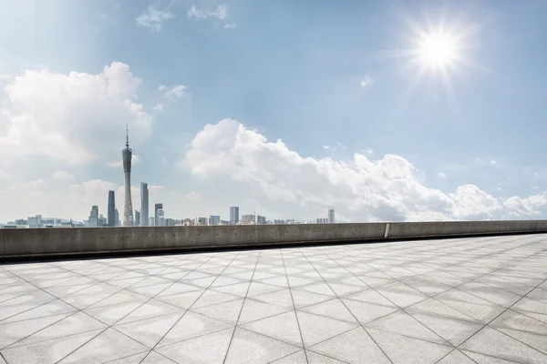 Wahrzeichen Guangzhou Turm aus leerem Boden — Stockfoto