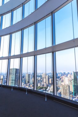 Cityscape ve cam pencere Tokyo'dan manzarası