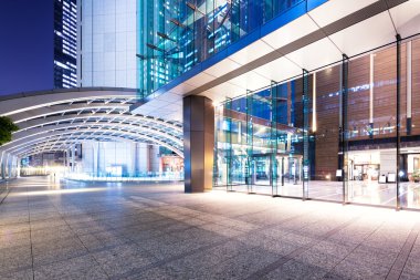 Tokyo modern ofis binaları geceleri 