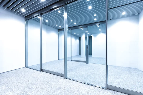 Glasvägg i modern kontorsbyggnad — Stockfoto