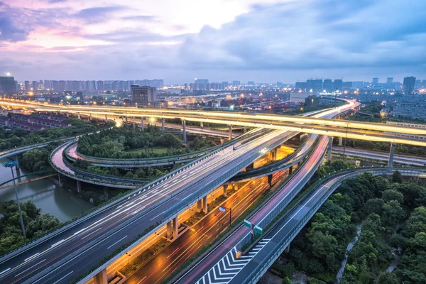 Kruising van de weg in Hangzhou in schemerlicht — Stockfoto