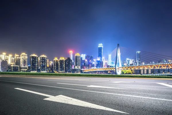 Scena notturna di Chongqing da strada asfaltata — Foto Stock