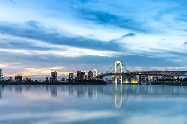 Centrum města Tokio nedaleko mostu při východu slunce — Stock fotografie