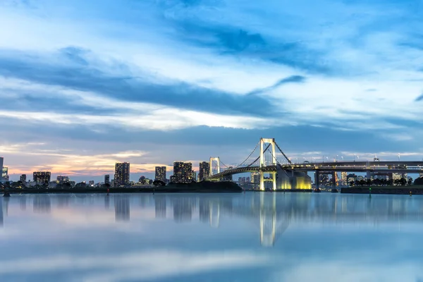 Tokyo belvárosában napkeltekor híd közelében — Stock Fotó