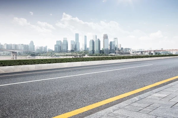 Paisagem urbana e horizonte de Guangzhou de estrada — Fotografia de Stock