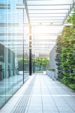 modern ofis binası ile güneş önce boş patika
