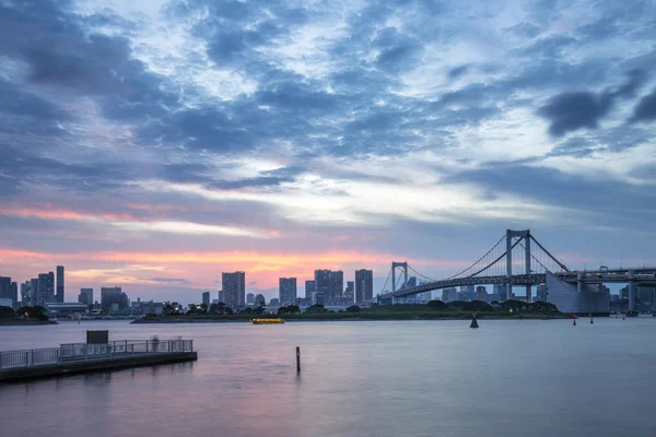 Skyline en skyline van Tokyo van water bij zonsondergang — Stockfoto