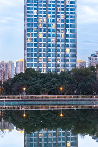 Moderno edificio per uffici vicino all'acqua — Foto Stock