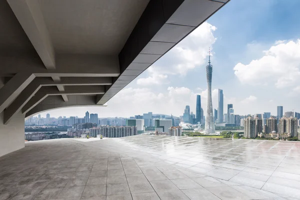 Paisagem urbana e horizonte de Guangzhou a partir de piso de tijolo — Fotografia de Stock