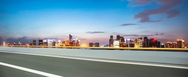 Cityscape and skyline of Hangzhou from empty road — Stock Photo, Image