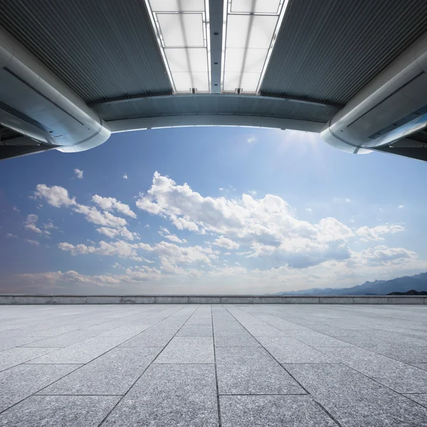 Paisaje de colina y cielo desde el suelo — Foto de Stock