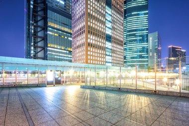 Tokyo modern binalar gece patika üzerinden