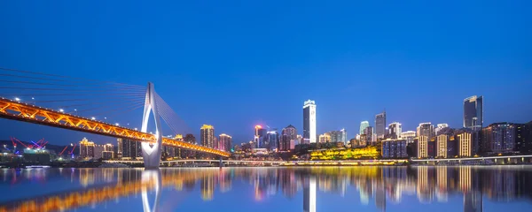 Paesaggio urbano e skyline di Chongqing dall'acqua di notte — Foto Stock