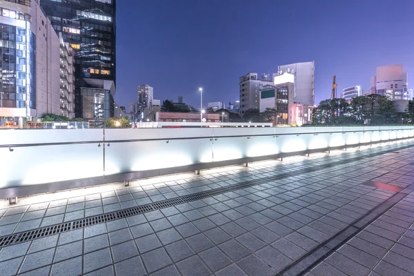 Cityscape and skyline of Tokyo at night from footpath — Stock Photo, Image