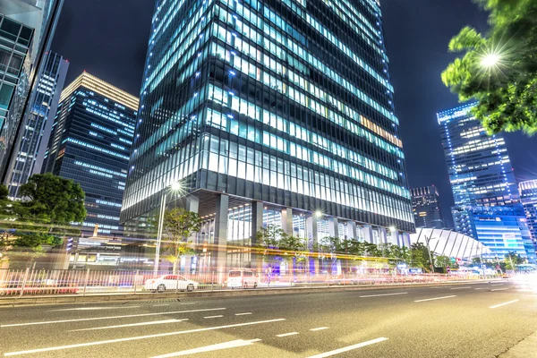 Edifícios de escritórios modernos em Tóquio a partir de estrada à noite — Fotografia de Stock