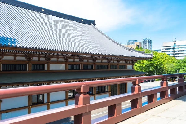 Ancient building in Tokyo from empty patio — Stock Photo, Image