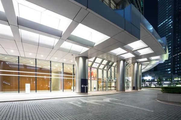 Edifícios modernos em Tóquio à noite a partir de caminho pedestre — Fotografia de Stock