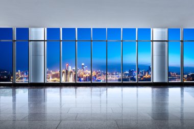 Cityscape ve Chongqing penceresinden manzarası alacakaranlıkta