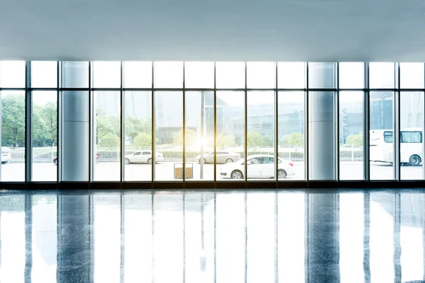 Straße aus Glasfenster mit Sonnenstrahl — Stockfoto