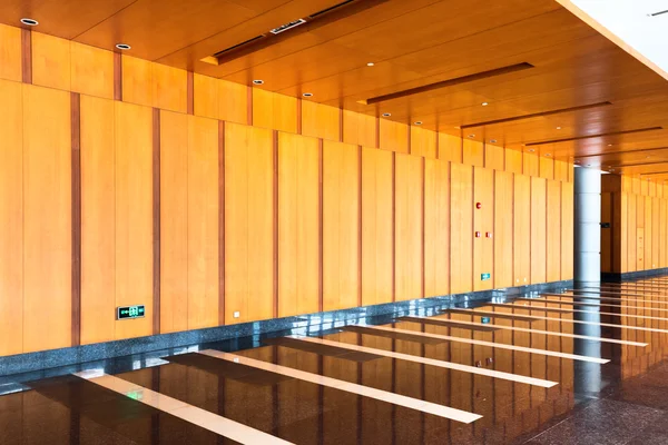 Интерьер коридора с деревянной стеной — стоковое фото