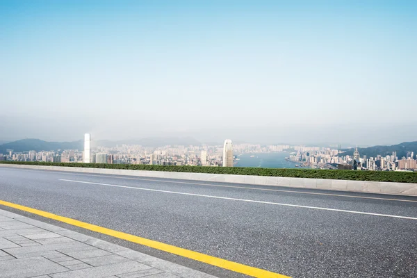 Pemandangan kota dan kaki langit Hong Kong dari jalan aspal — Stok Foto