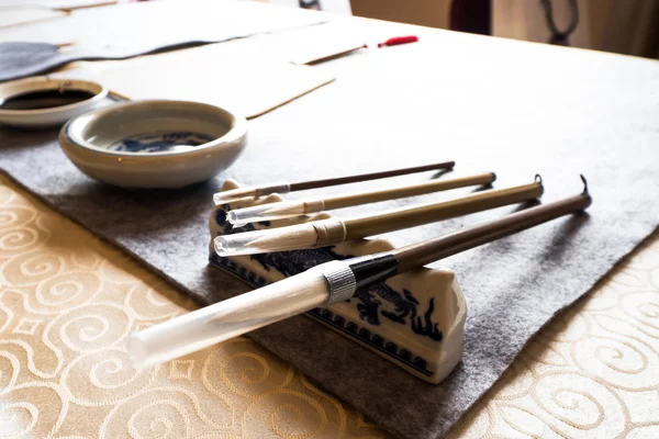 Κινεζική καλλιγραφία εργαλεία στον πίνακα — Φωτογραφία Αρχείου