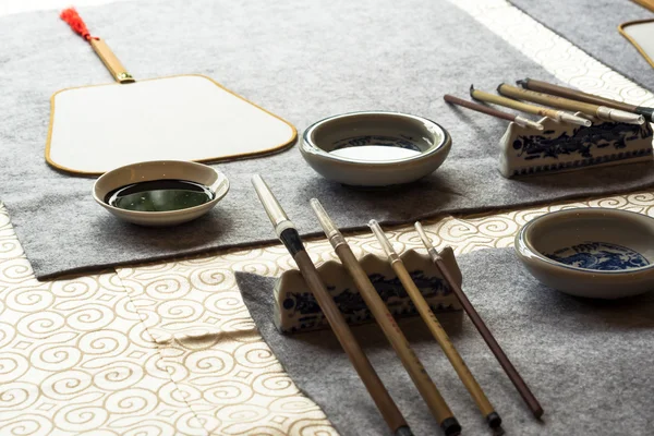 Cina alat kaligrafi di atas meja — Stok Foto