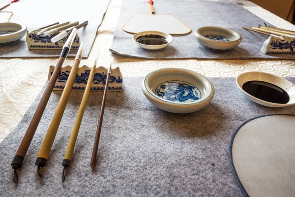 Kinesisk kalligrafi verktyg på bordet — Stockfoto