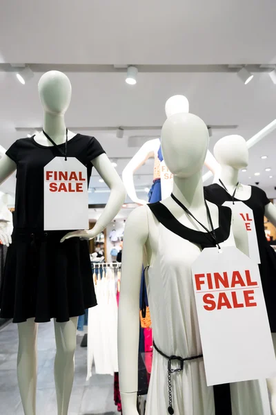 Ropa de moda con ventas finales — Foto de Stock