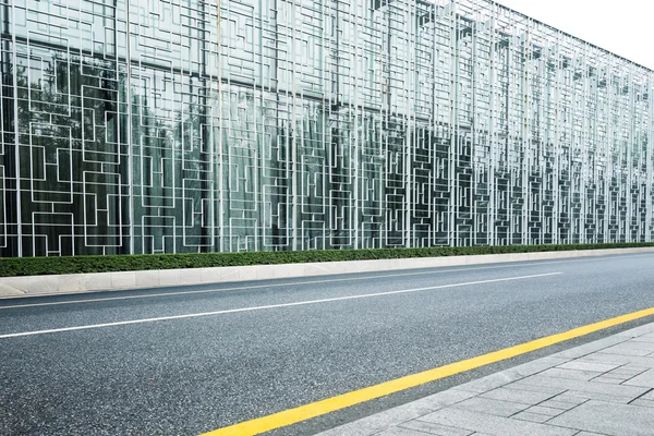 Modernes Gebäude mit Glaswand — Stockfoto