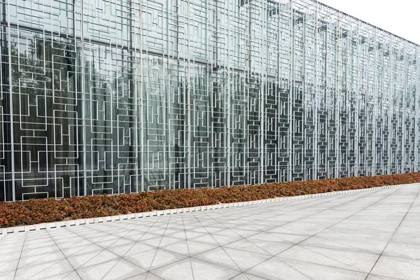 Edificio moderno con parete in vetro — Foto Stock