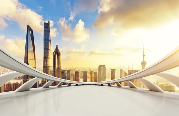 Stadtbild und Skyline von Shanghai aus einem abstrakten Fenster — Stockfoto