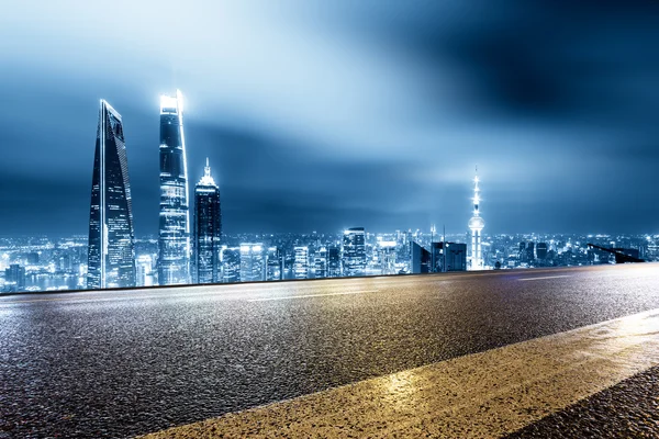 Skyline en skyline van Shanghai van asfaltweg — Stockfoto