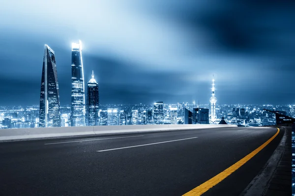 Paesaggio urbano e skyline di Shanghai dalla strada asfaltata — Foto Stock