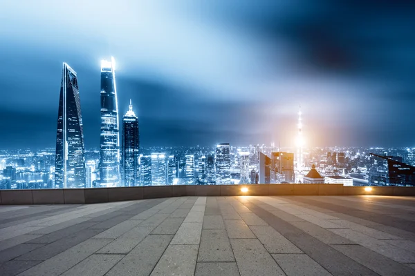 Skyline en skyline van Shanghai van bakstenen vloer — Stockfoto